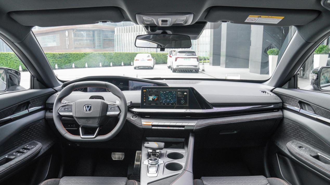 顶配也就13.99万，长安UNI-V，2.0T+8AT，外形激进是美是丑？