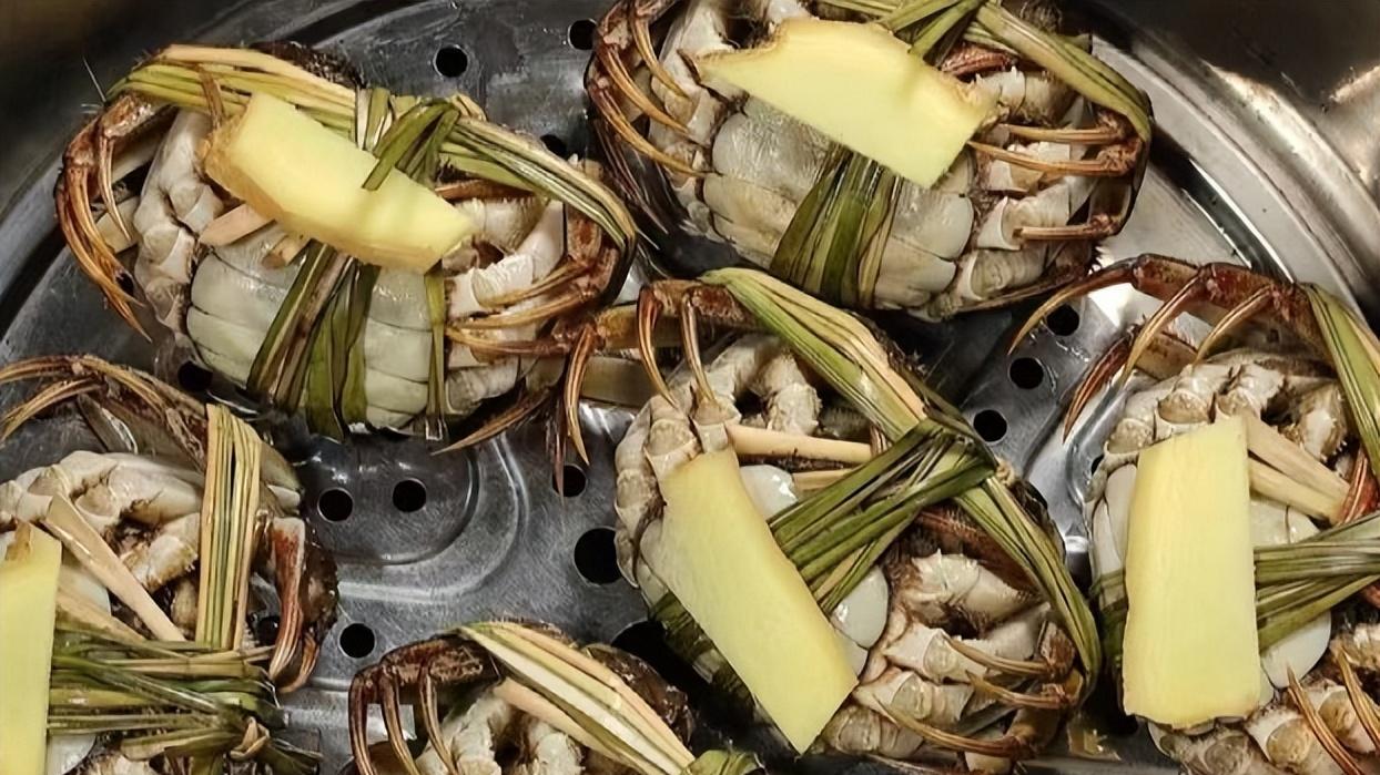 蒸螃蟹多久才能熟？牢记3个时间点，锁住鲜甜，告别掉腿流黄！