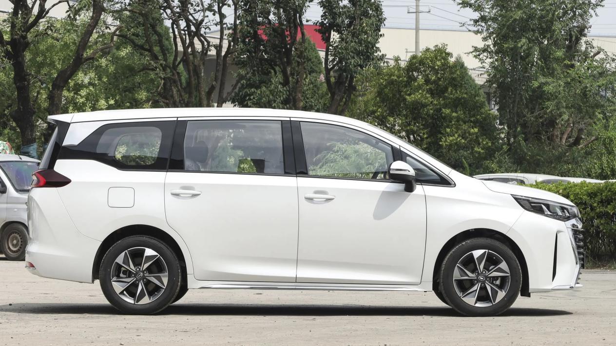 老百姓买得起的MPV，10万级真7座，轴距2810mm，第三排能放平