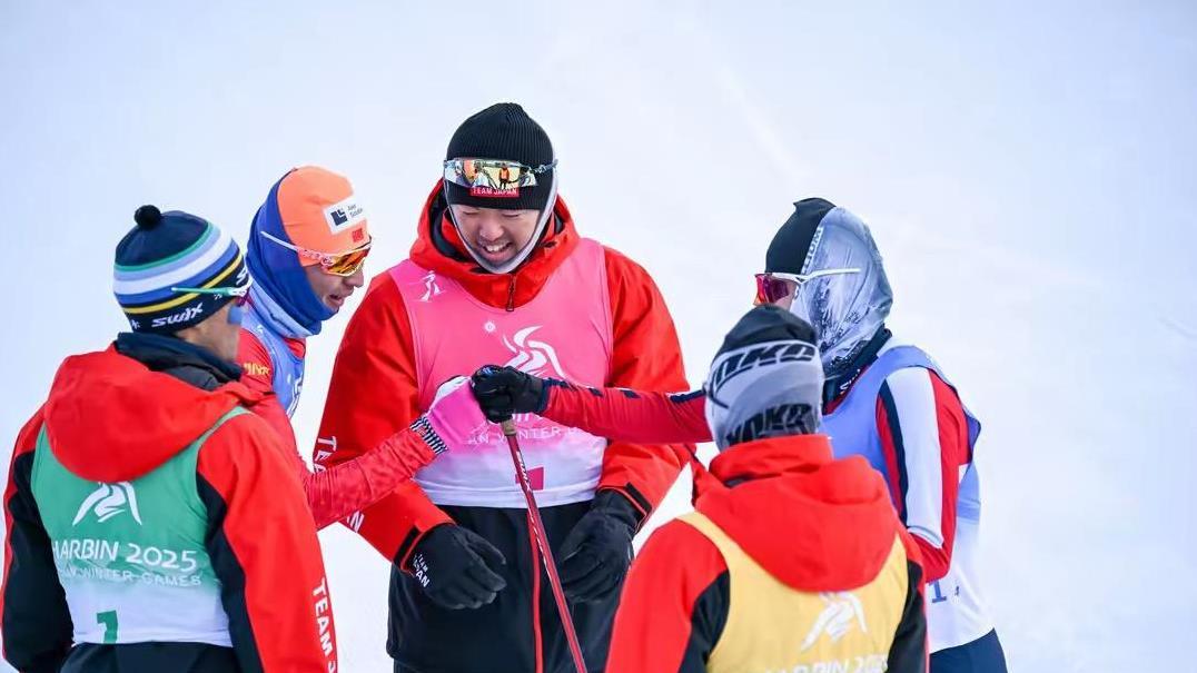 亚冬会越野滑雪接力赛：中国队逆袭绝杀日本，燃爆全场