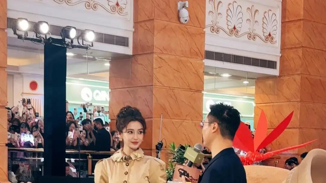 Baby穿蕾丝短裙直播，“走光”截图被疯传，全程微笑、看着好卑微