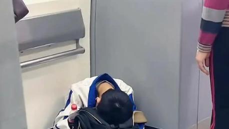 公交车上的青春独白：当少年的哭声叩响社会的温柔