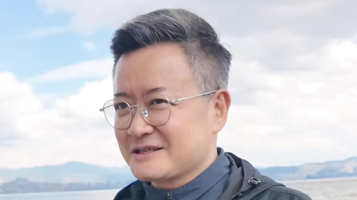 央视主持人李佳明：31岁因一句话离央视赴美国，如今50岁怎样了？