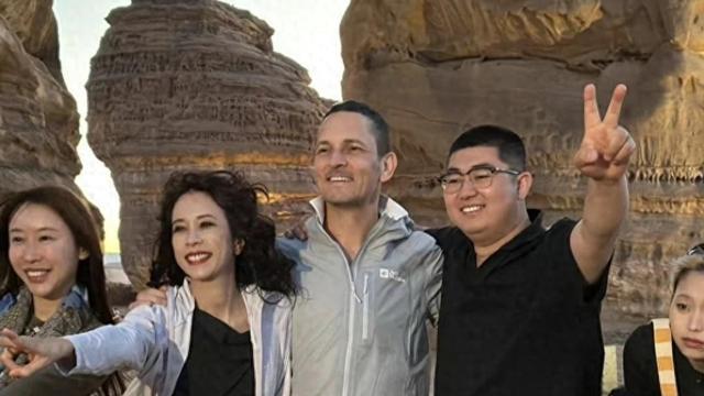 54岁莫文蔚和老公看演出，素颜被评又老又丑约翰纳斯却给足安全感