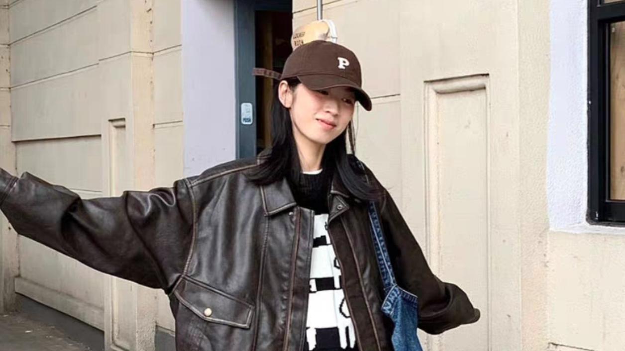 如果你有一条“格子半身裙”，冬天这样穿更时尚大气，好看！