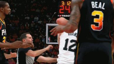 你都忘了？亚当斯曾在比赛中放弃进攻保护普利姆利 今天两人抱摔