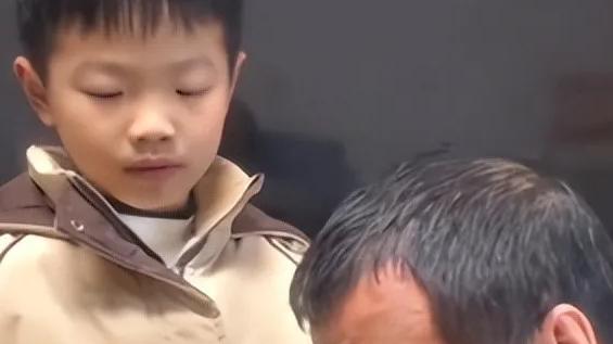 孩子被罚写“爸”字，妈妈拍照上传走红网络，网友赞：这字有灵魂
