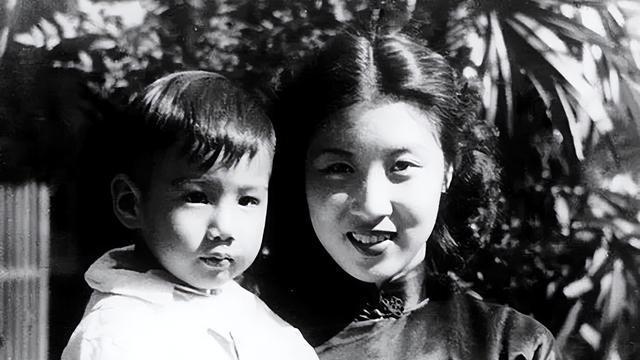 1970年，张灵甫妻子王玉玲在美国留影，42岁她性感漂亮，风韵犹存