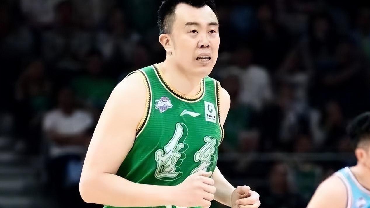 37岁韩德君一句话让美女记者当场尴尬，背后真相太扎心