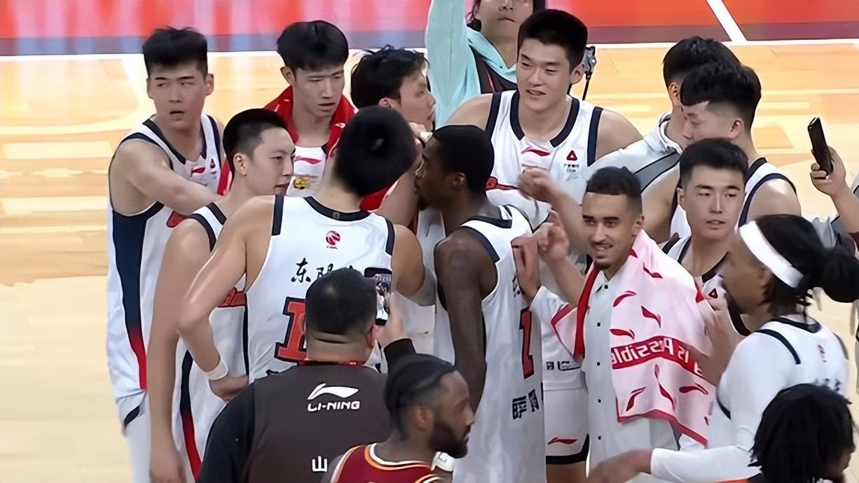 广东1人抢走战术板，他是赢球最大功臣!