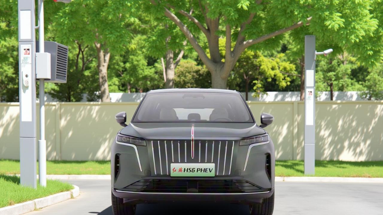 红旗HS6 PHEV配备零重力座椅，老人出行更舒适。