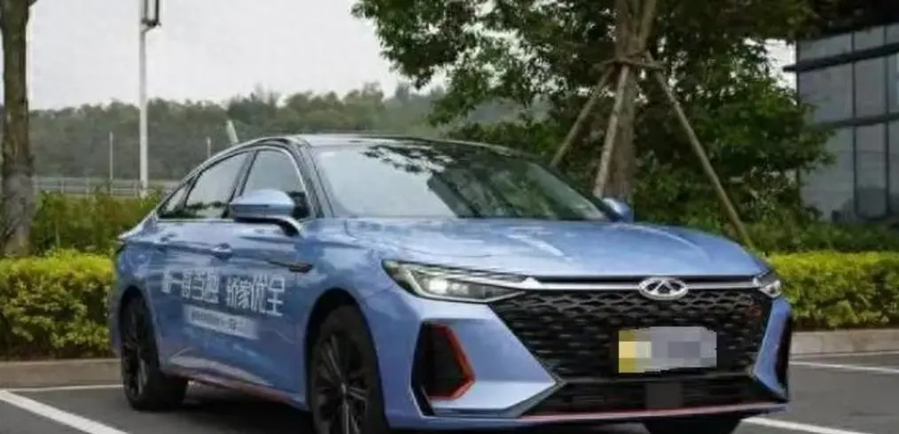 奇瑞插混家轿黑马出现，超长续航1400KM，全车10气囊一公里3毛钱