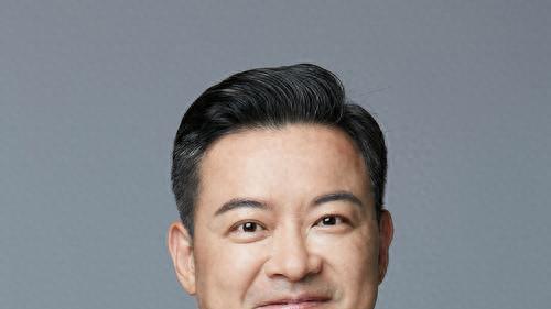 他是央视知名主持人，31岁因一句话离央视赴美国，如今48岁怎样了