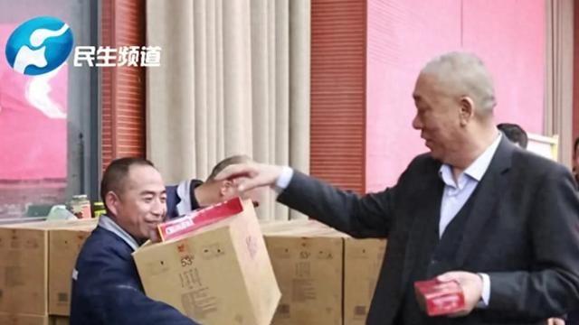 河南一老板给值班员工发烟酒，员工直呼“太给力”！