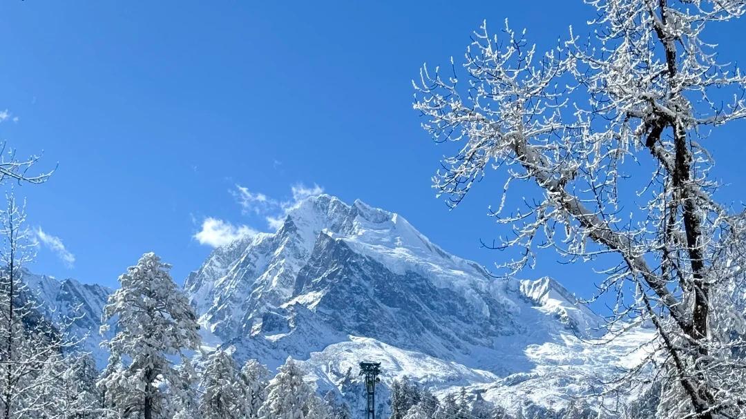在冬季海螺沟即能看到冰川雪山，又能泡纯天然的温泉