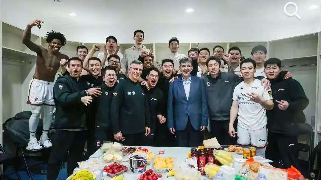 爱恨交织的篮球场：同曦老板娘的豪言，广东球迷的怒火，季后赛的悬念