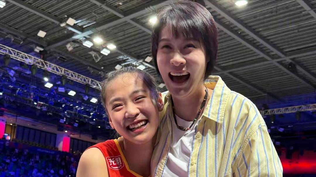 大小赵蕊蕊合体！女排迎来伟大传承！王奥芊激动大喊：终于见到你