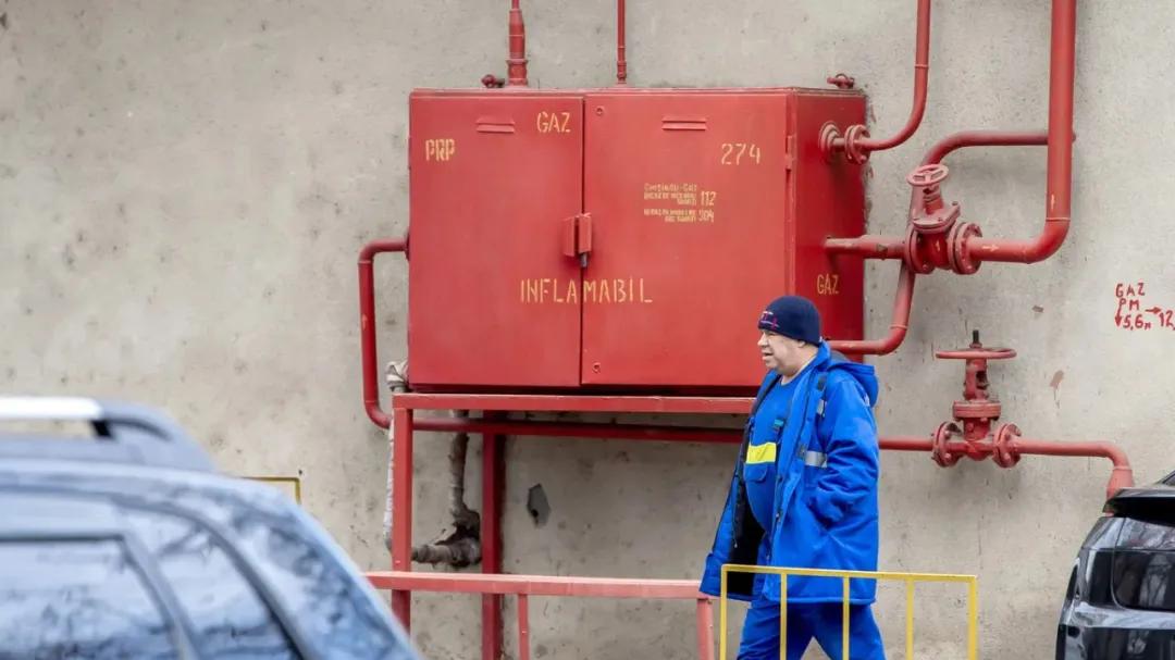 亲俄的德左，在黑暗中冻结了