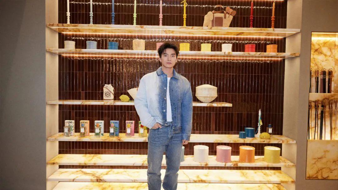 伍鹏亮相LOEWE之家开幕，赛场之外的耀眼时刻