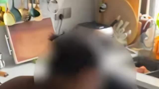 维修工上门亲女业主额头