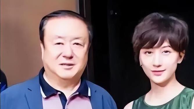 64岁霍震霆做父亲！娶小30岁美女，三段婚姻背后有何玄机？