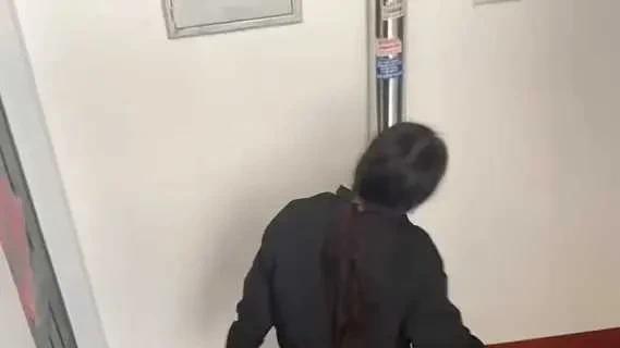 女子在外过夜，次日回家走路扶墙被闺蜜明知故问：你昨晚都干啥了