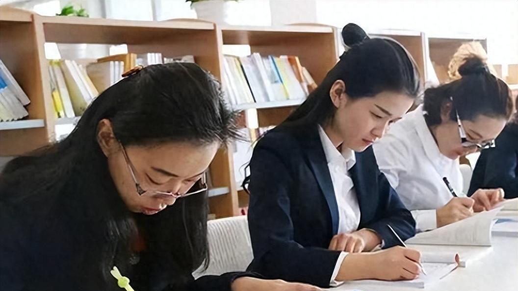 乡村教师转乡政府，月薪降1200元值不值？职业选择的残酷真相！