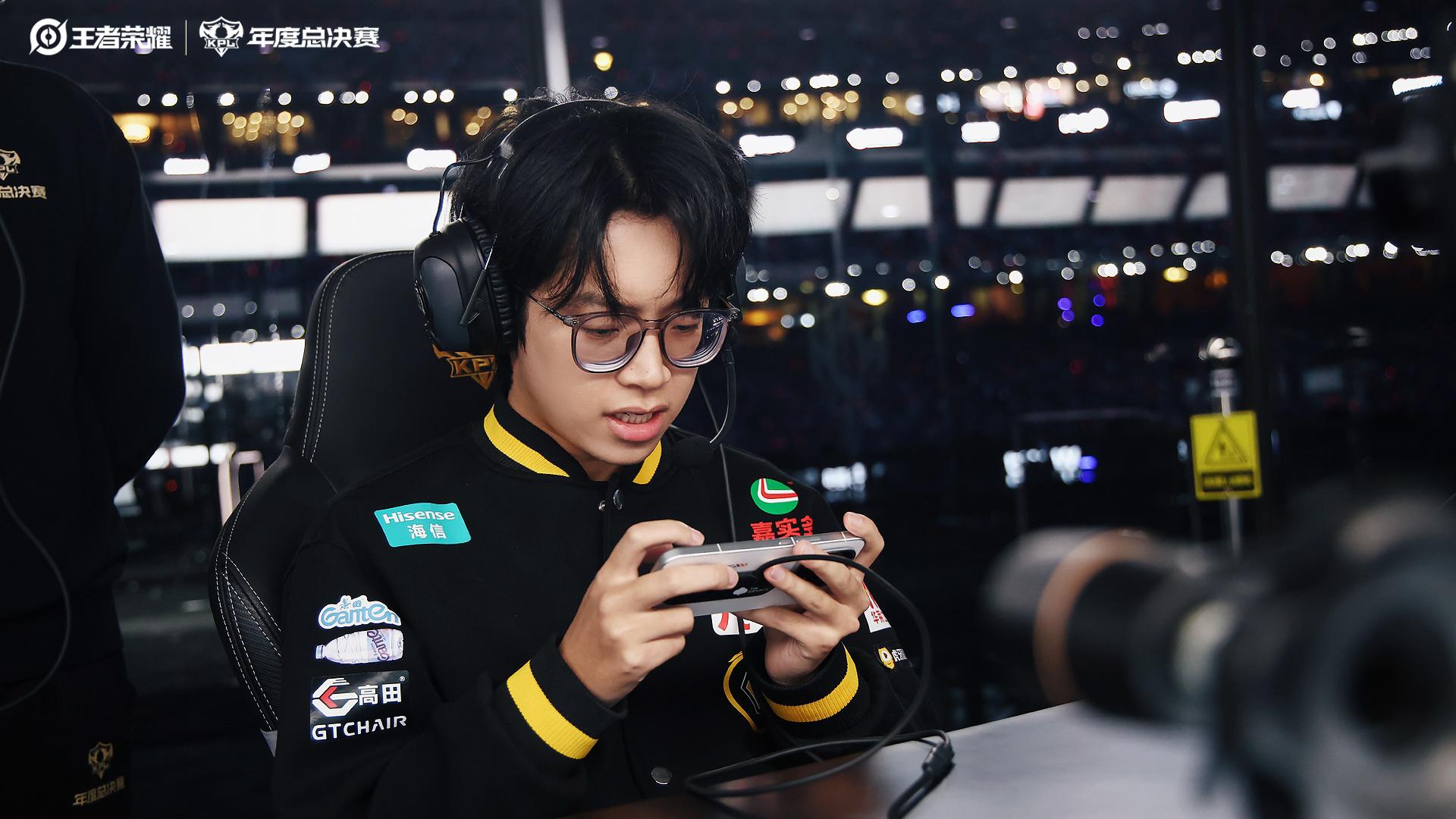 狼队新打野2选1，小胖一笙挂牌价格高，整整齐齐可能性大