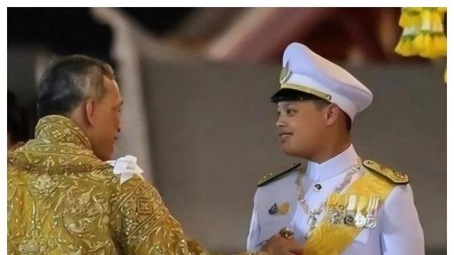 泰国王子提帮功：用10年脱胎换骨，拯救母亲拜见僧王，像个王储了