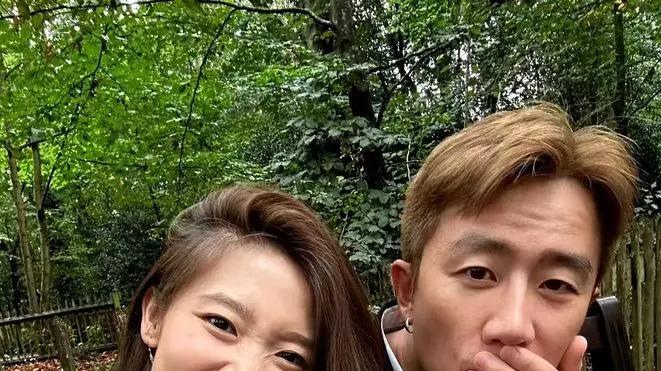 40岁黄轩和女友墨尔本逛街，相恋5年再次官宣：这些瞬间很美好，有分享冲动