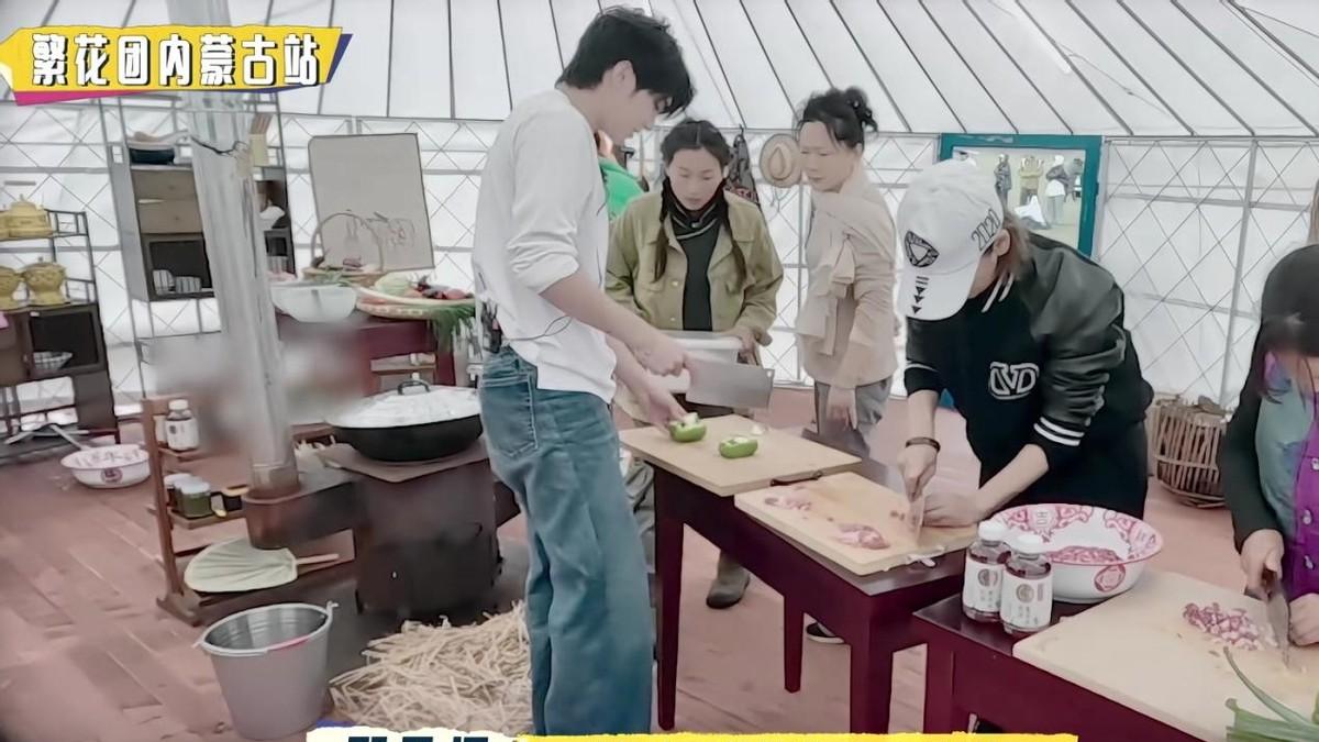 离开保姆和外卖，明星还剩啥？《一路繁花2》厨房一幕揭开了真相