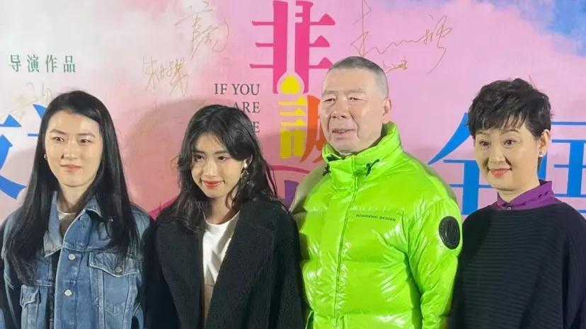 冯小刚养女徐朵分享动态，五官精致，神似父亲冯小刚，但又不像
