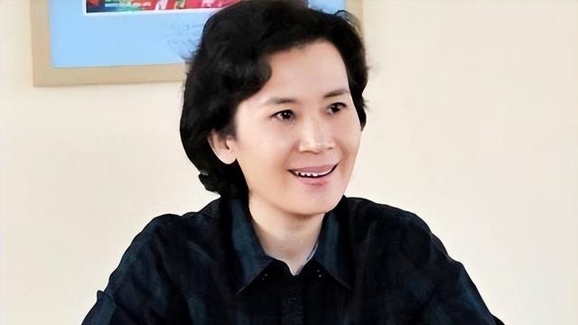 她是国家一级演员，正军级待遇，33岁离婚至今单身，66岁气质不凡！