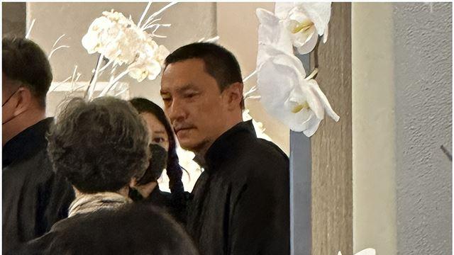 张震剃发送别母亲，对待记者的态度让人意外，圈内众多艺人送花圈