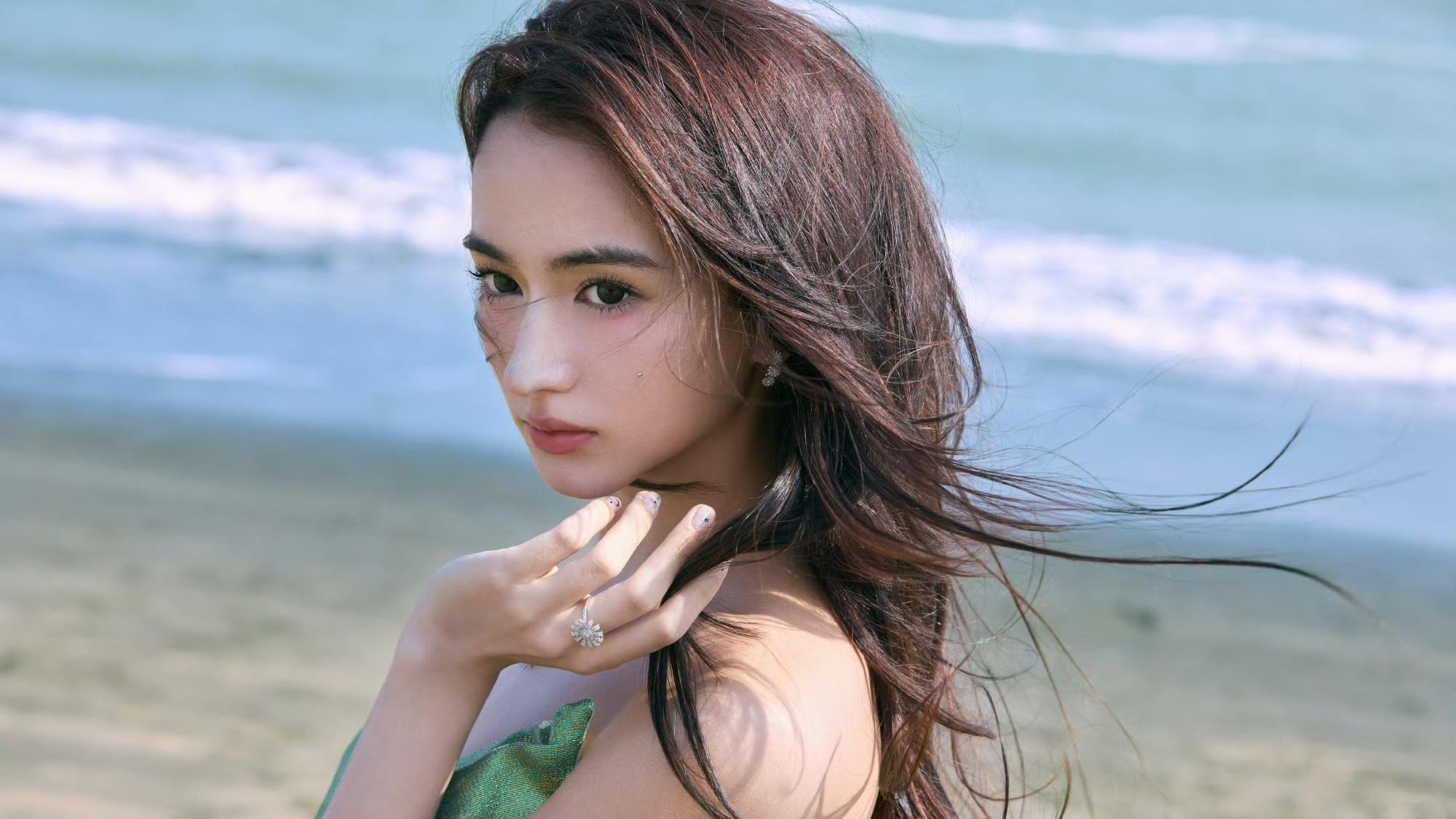 胡先煦李宛妲：从项链藏照到街头相拥，恋情真相浮出水面