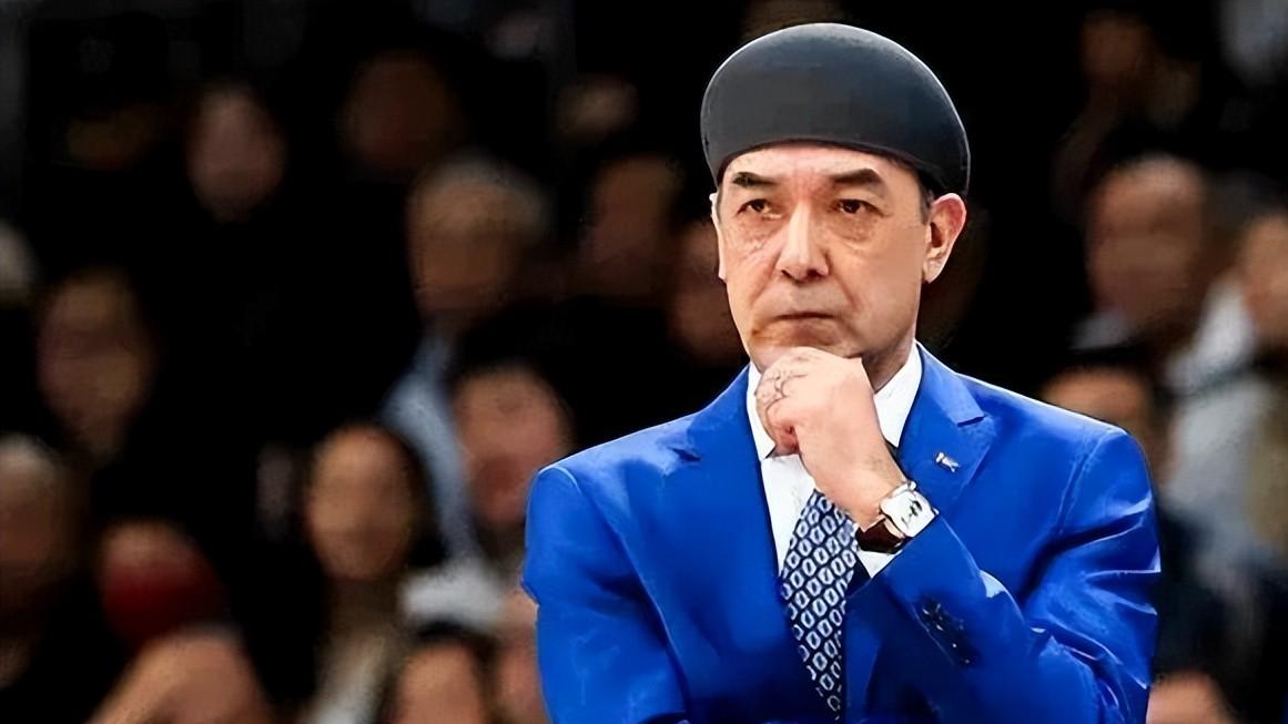 新疆主帅阿的江：妻子年过五十气质出众，女儿更是排球女神