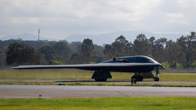 美国发动空袭，动用巨型钻地炸弹，伊朗开始报复，以色列求锤得锤