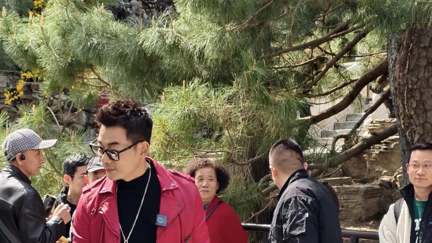 59岁任贤齐现身北京，去逛北海公园，穿红色皮衣，身姿挺拔不显老