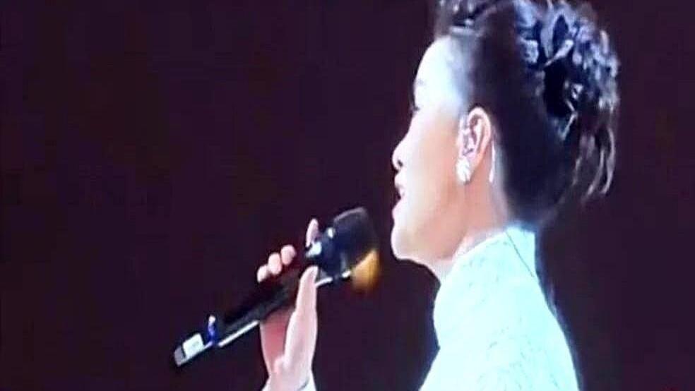 狄波拉谢霆锋演唱会救场



谢霆锋演唱会，他妈狄波拉突然上台救场，这谁能想到？