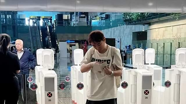 他曾是“国民老公”！如今破产出国，连穿衣打扮都被嘲消费降级