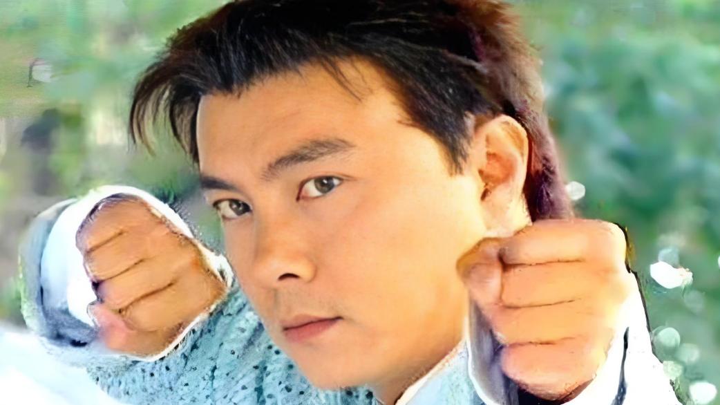 他是周伯通的关门弟子，在《倚天》中称霸正邪两道