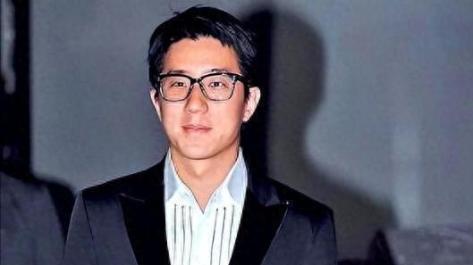 房祖名韩国婚礼近照，42岁状态显疲惫，发际线后移成焦点！