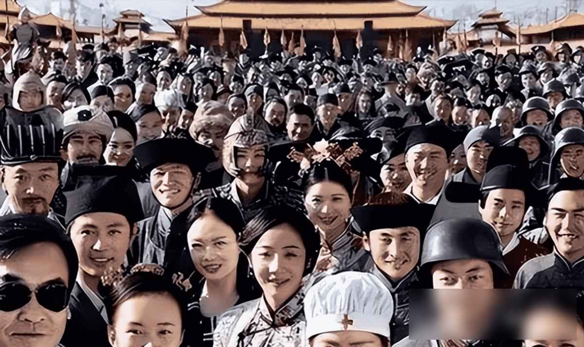 日薪百元的追梦人，横店群演的生存真相，下一个是谁还在等奇迹？