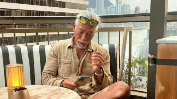张耀扬现身TVB颁奖典礼！状态显老认不出，他已不是以前的乌鸦了