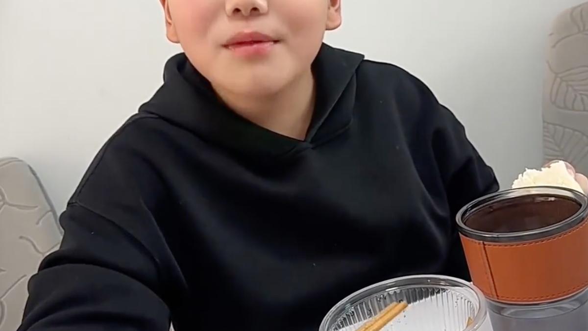 河南男孩啃馒头，却将牛奶全给同学，1200条留言激辩：善良的孩子会吃亏吗？