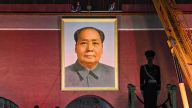 1966年8月后毛主席像才天天悬挂，为何每年国庆前深夜更换？
