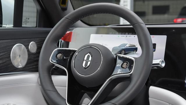 又卖爆了，问界M8到底有何魅力，了解过后明白了