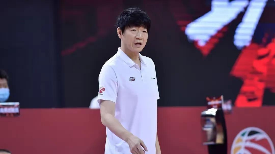 山东男篮大胜，低调谦逊的胜利密码？邱彪赛后发言引热议，季后赛能走多远？