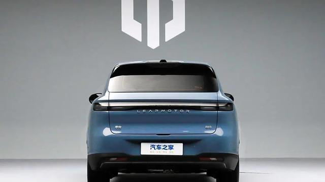 零跑B10搭载激光雷达高阶智驾系统，配备800V平台与8295车机芯片，预售10.98万起