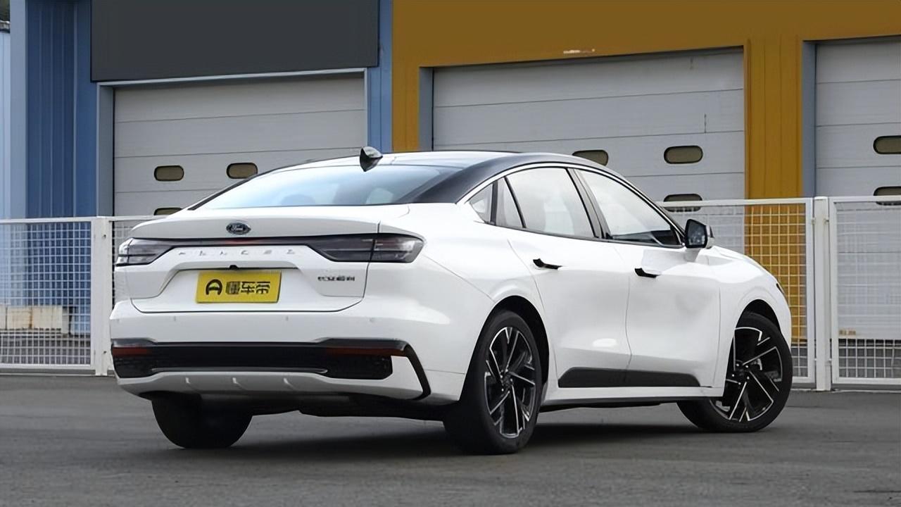 2.0T插混+1.1米巨屏，轴距2945mm，深度体验新款蒙迪欧